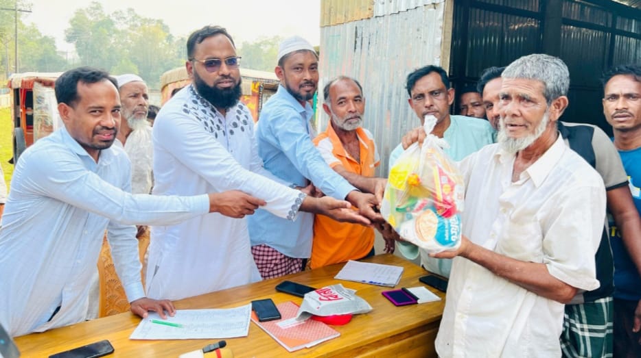বড়লেখায় অটোরিকশা শ্রমিকদের মাঝে ঈদ উপহার সামগ্রী বিতরণ