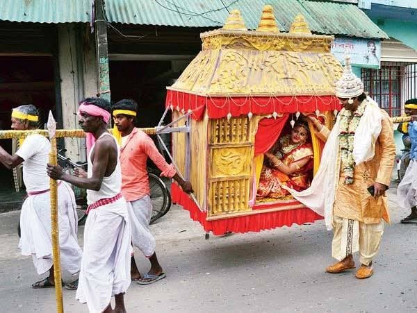 হারিয়ে গেছে গ্রাম বাংলার ঐতিহ্যবাহী ‘পালকি’