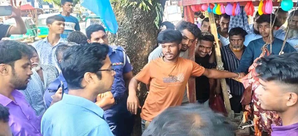 বড়লেখার কাঠালতলী বাজারে মাংসে রঙ মেশানোর সময় কসাই আটক,১০ হাজার জরিমানা