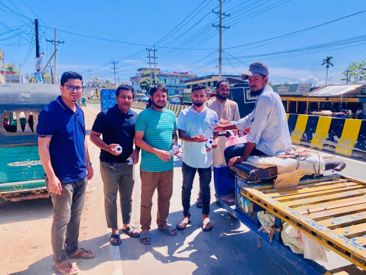 বড়লেখায় তীব্র দাবদাহে সুপেয় পানি বিতরণ করল নিসচা