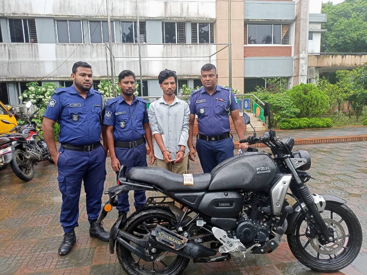 বড়লেখায় দিন-দুপুরে ব্যবসায়ীর বাড়িতে চুরি, যুবক গ্রেপ্তার